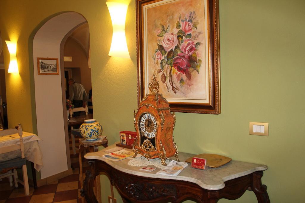 Hotel Porta Santa Maria Busca ภายนอก รูปภาพ